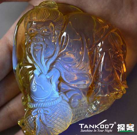網上用紫光手電鑒定琥珀的帖子這么多，哪個是真假？