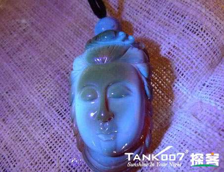 網上用紫光手電鑒定琥珀的帖子這么多，哪個是真假？