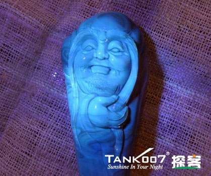 網上用紫光手電鑒定琥珀的帖子這么多，哪個是真假？